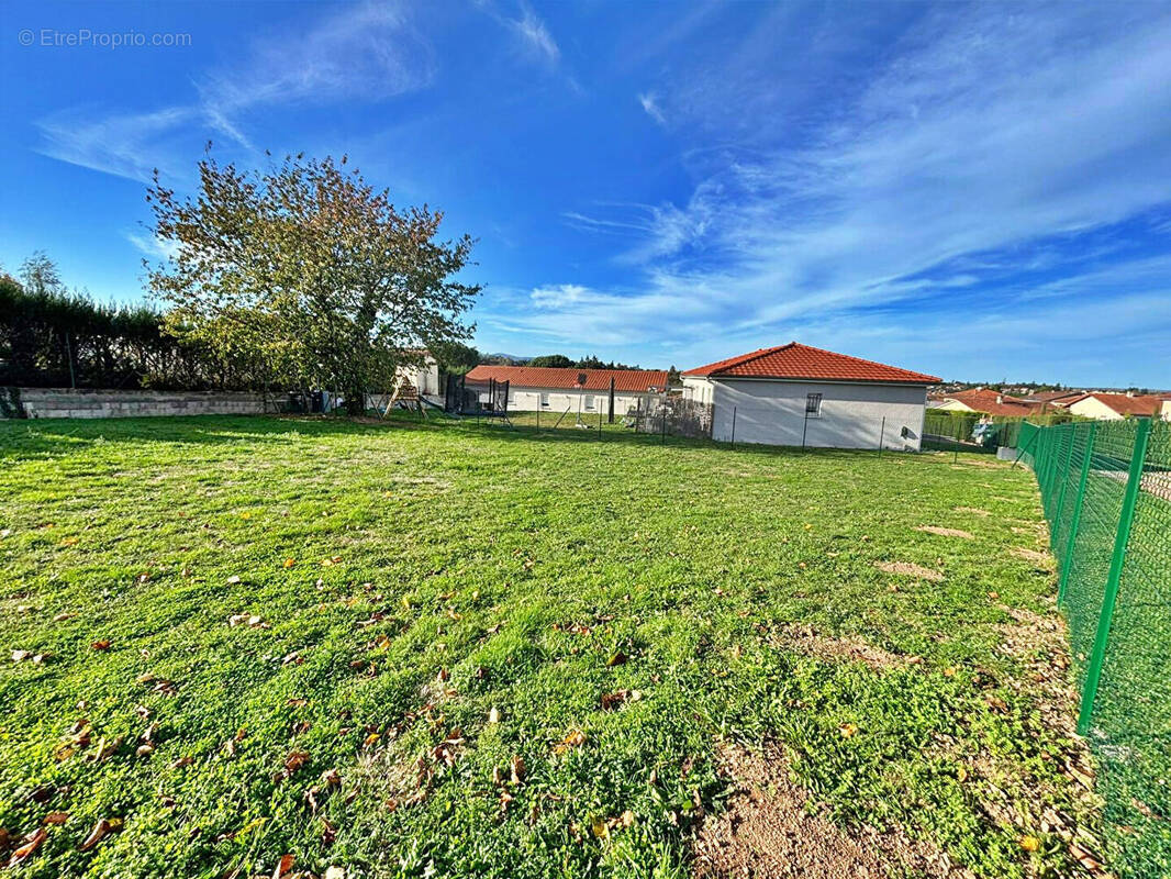 Terrain à COMMELLE-VERNAY