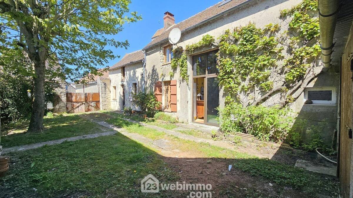 Venez visiter cette belle maison en pierre d'une surface de 120 m². - Maison à LARCHANT