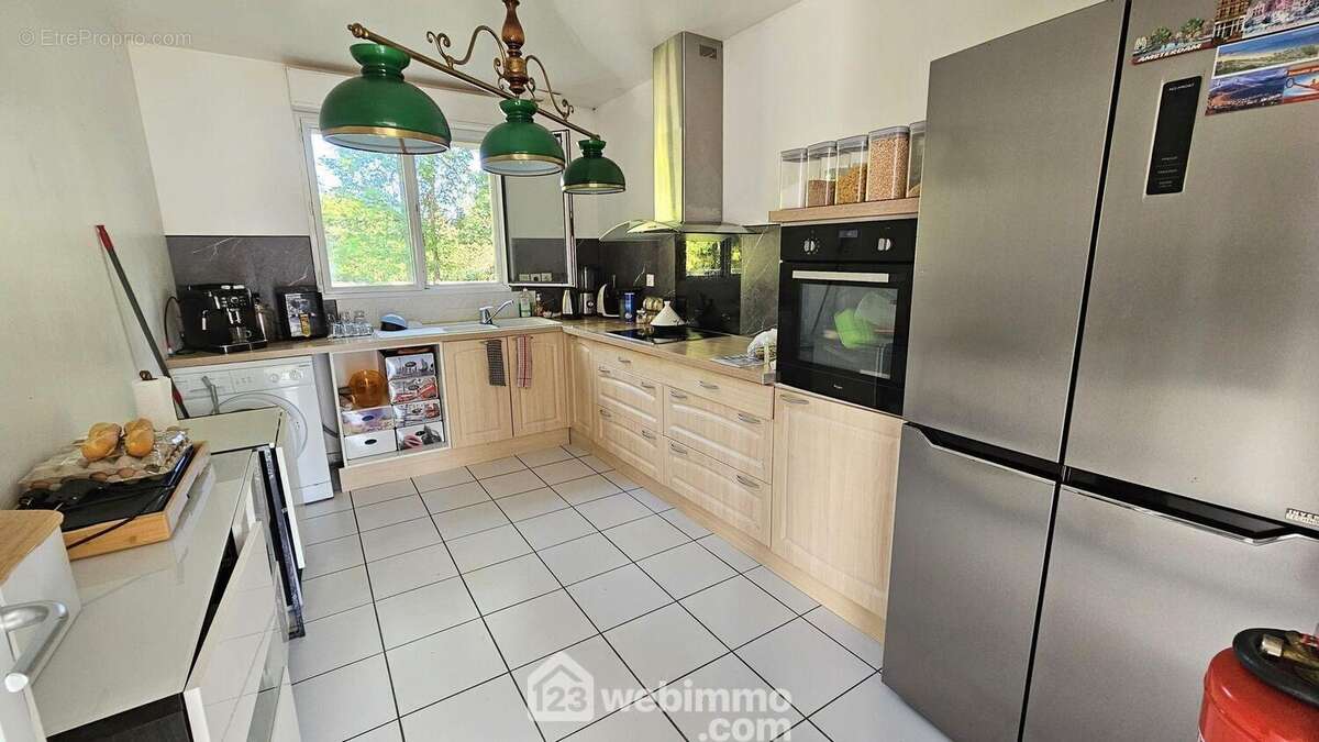 Une cuisine de 11 m² fonctionnelle et lumineuse.