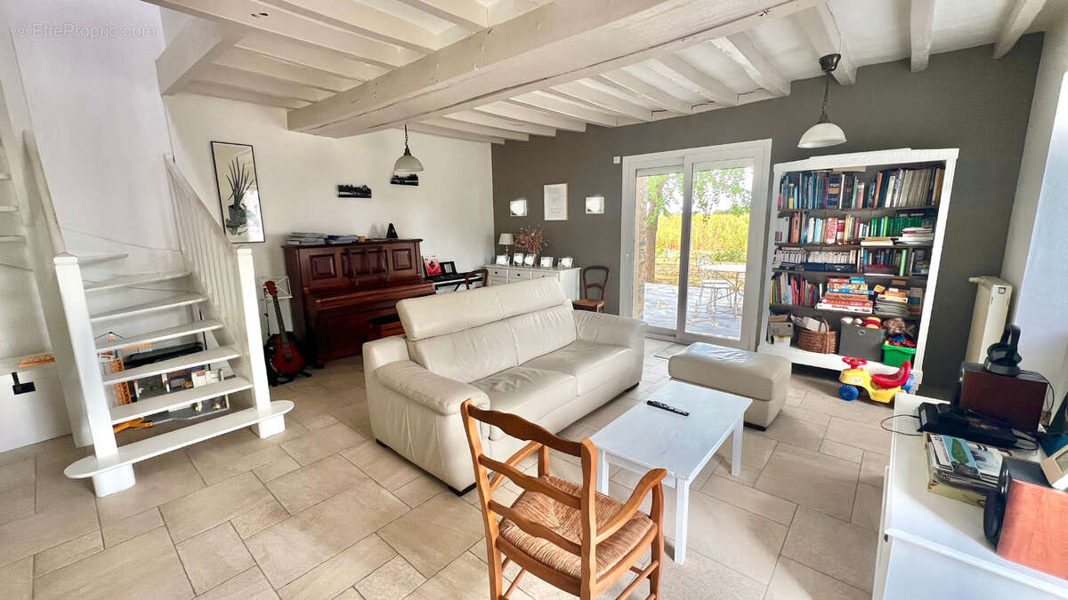 Maison à BECON-LES-GRANITS