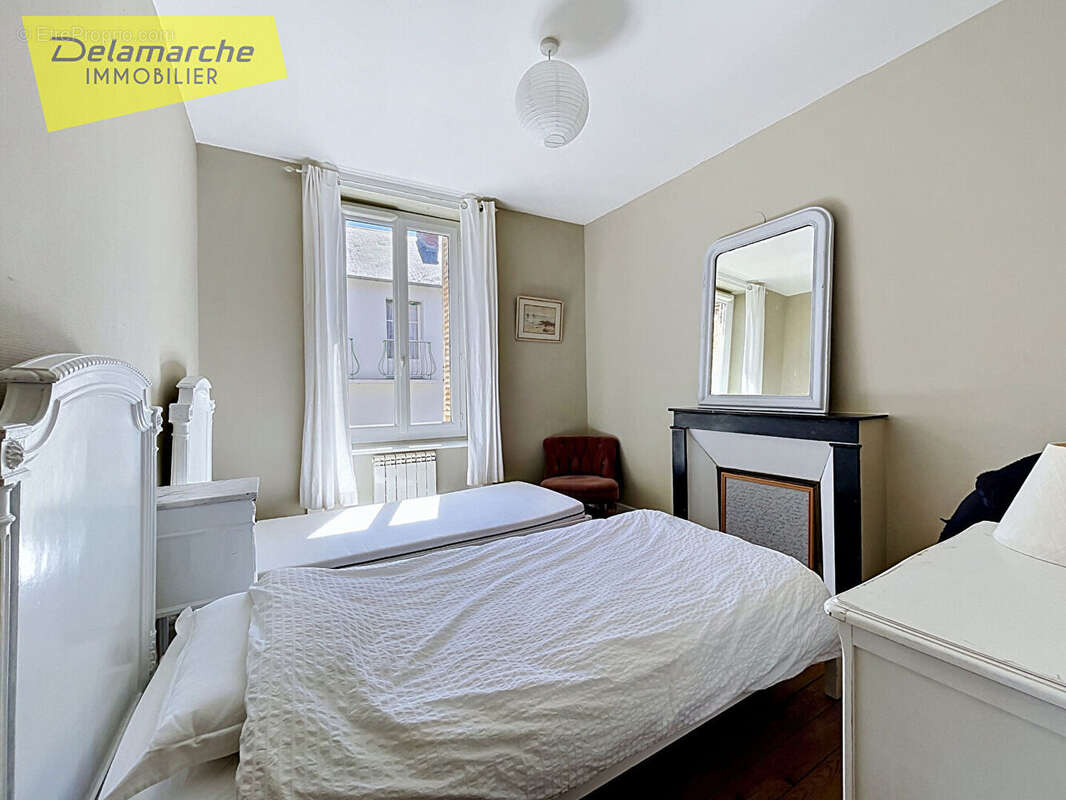 Immeuble historique - 2 appartements et 1 local commercial - Saint-Jean-le-Thomas (50530) - photo 6