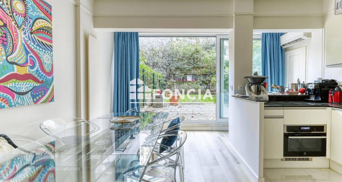 Appartement à PARIS-16E
