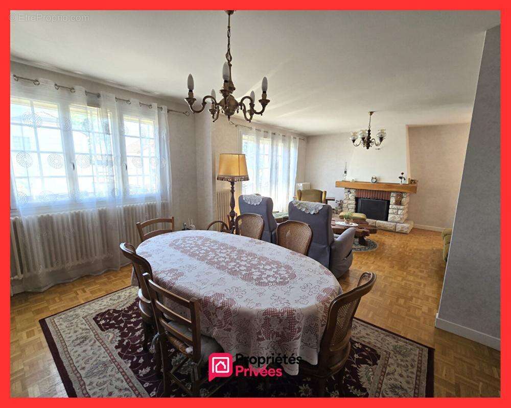 93370 MONTFERMEIL - Maison 6 pièces 177.66 m² de surface au sol totale- 3  Chambres - 1 Bureau - Garage -Jardin - photo 2
