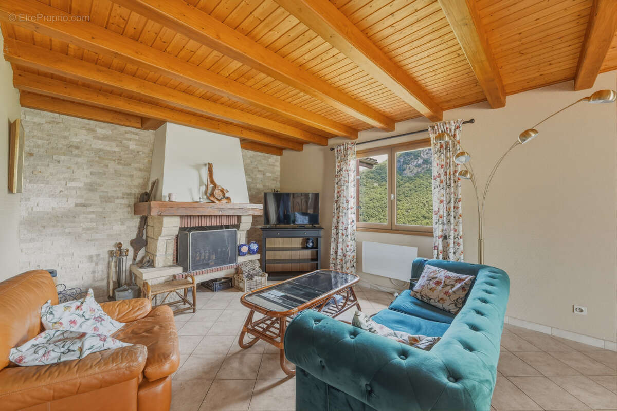 Maison à COLLONGES