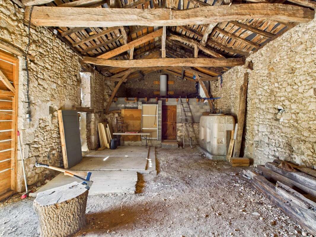 Superbe Ferme Restaurée avec Logements Flexibles, Piscine et Dépendances - photo 16
