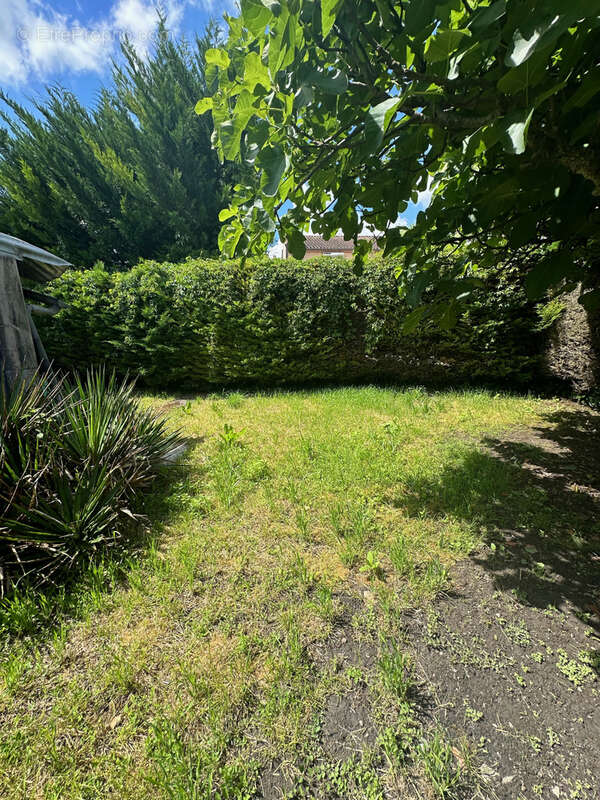 À vendre à la Sauvetat-sur-Lède garage dans le village avec petit terrain - photo 5