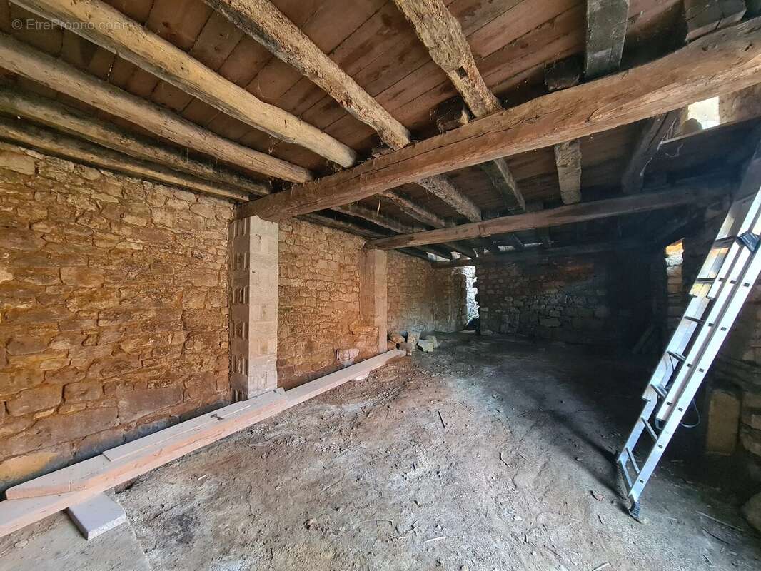 Charmante Maison de Village en Pierre avec un Potentiel Exceptionnel - photo 2