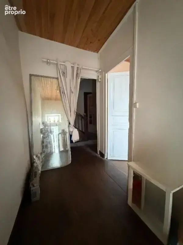 La Rochefoucauld. Immeuble avec magasin et appartement - photo 3