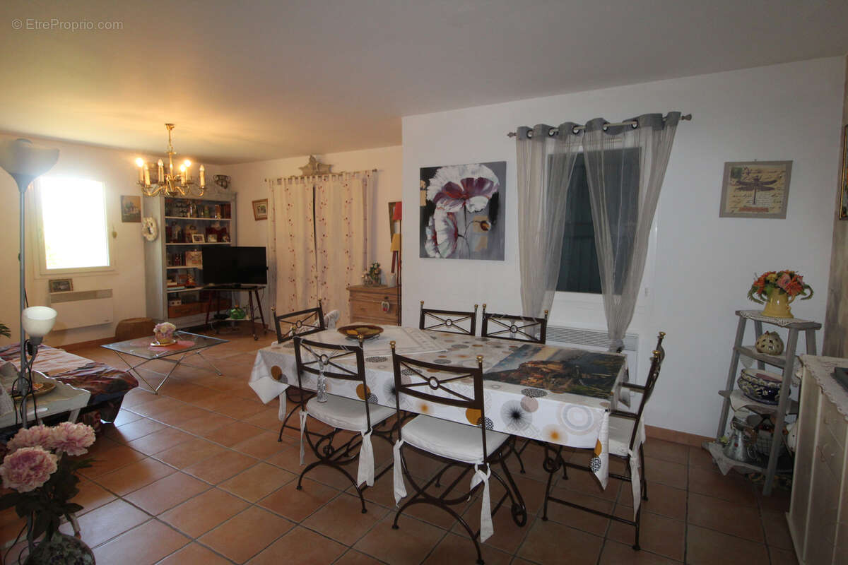 Prohe du village de Simiane la Rotonde, maison avec terrain et belle vue dégagée - photo 4