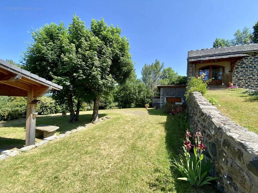 Maison à SAINT-JULIEN-CHAPTEUIL