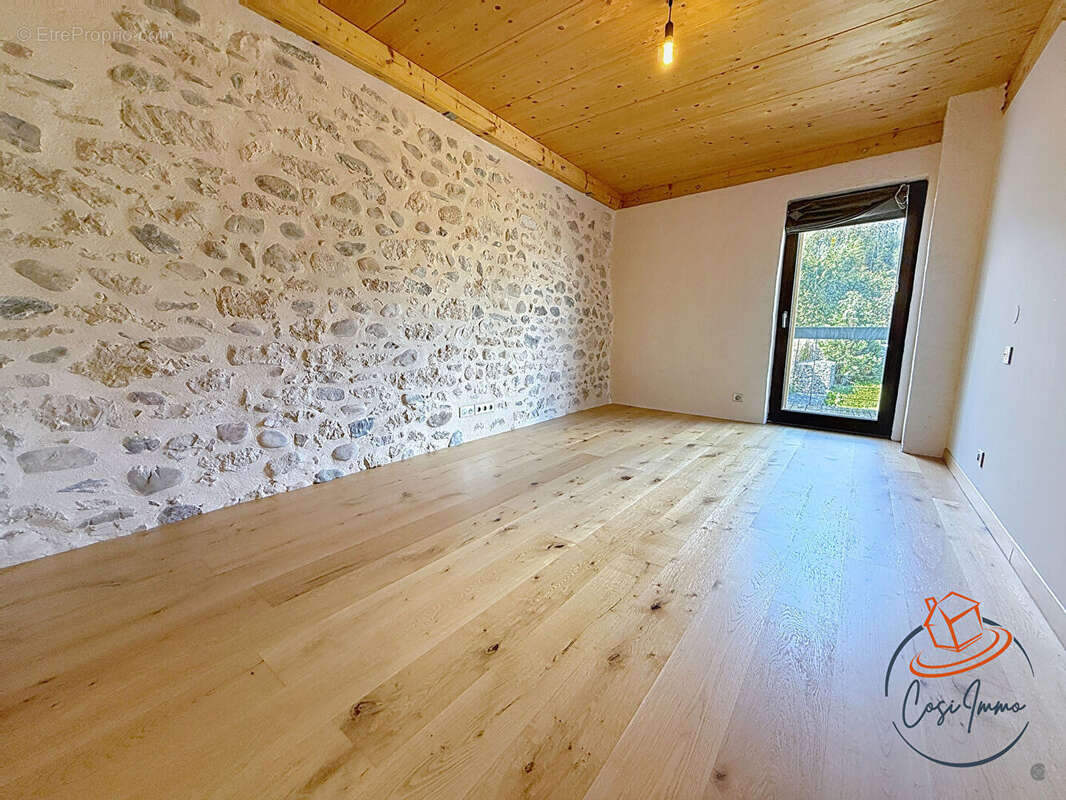 Maison à SAINT-GENIS-POUILLY