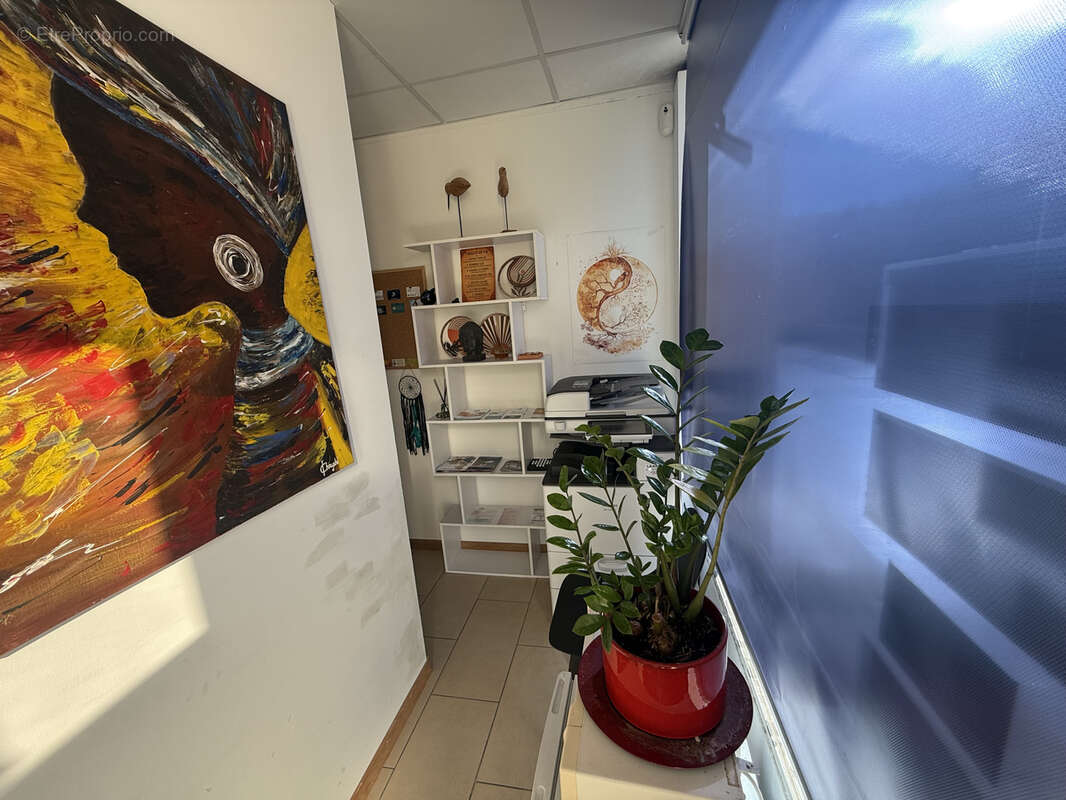 Frejus, local commercial avec vitrines - photo 3