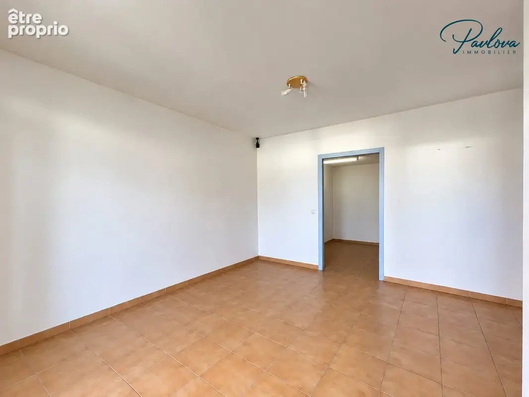 Commerce 254 m² à vendre à Castries (34160) - photo 4