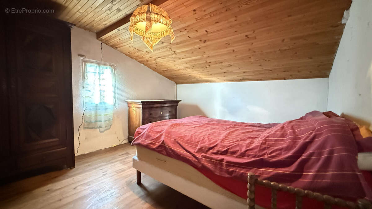 Maison de campagne familiale à rénover entièrement avec grand terrain et dépendances - photo 17