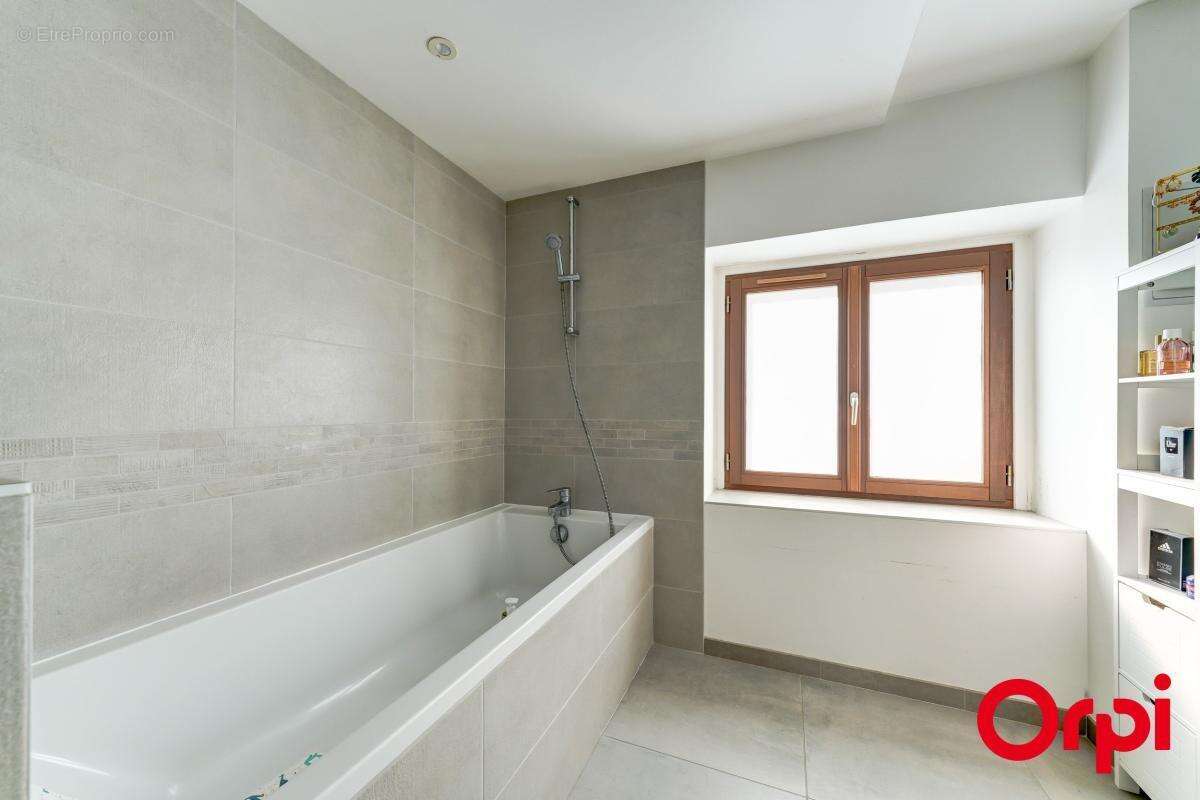 Maison à GREZIEU-LA-VARENNE