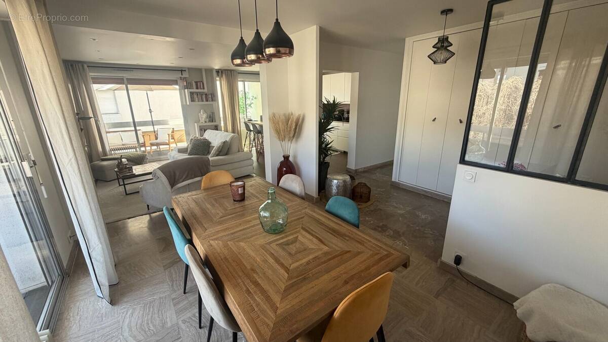 Espace salle à manger spacieux et convivial, ouvert sur le salon. - Appartement à ANNEMASSE