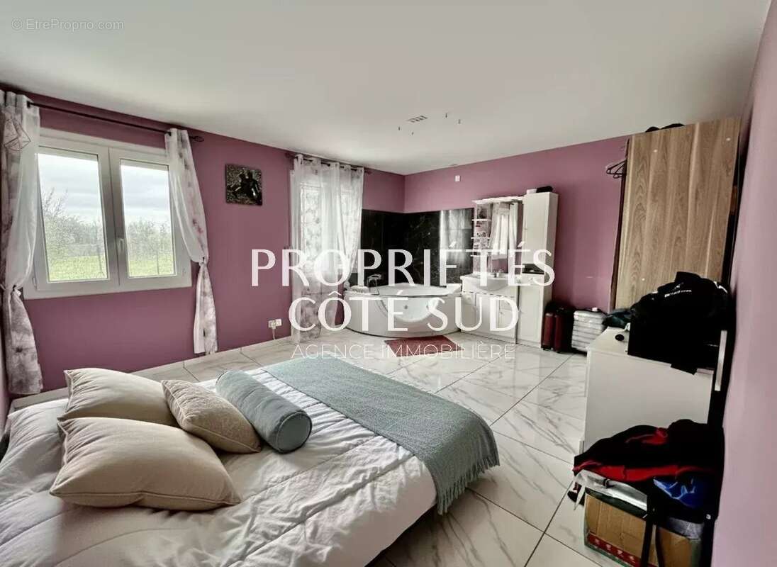 Maison à LAUDUN-L'ARDOISE