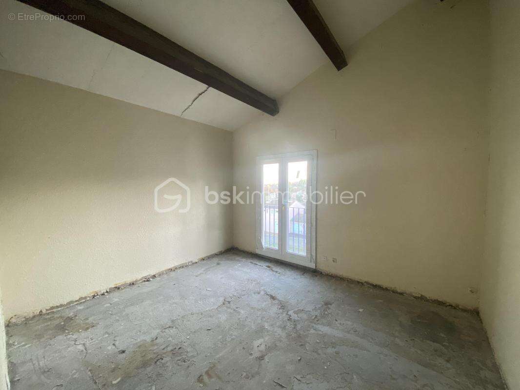 SAINT-CHRISTOL ((84) - Créez votre grand T3 sur mesure ! Appartement à rénover de 100 m² env. situé au 3ème étage avec ascenseur - photo 8