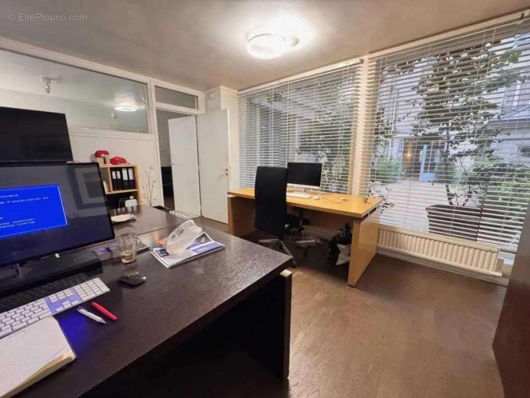 Commerce à PARIS-8E