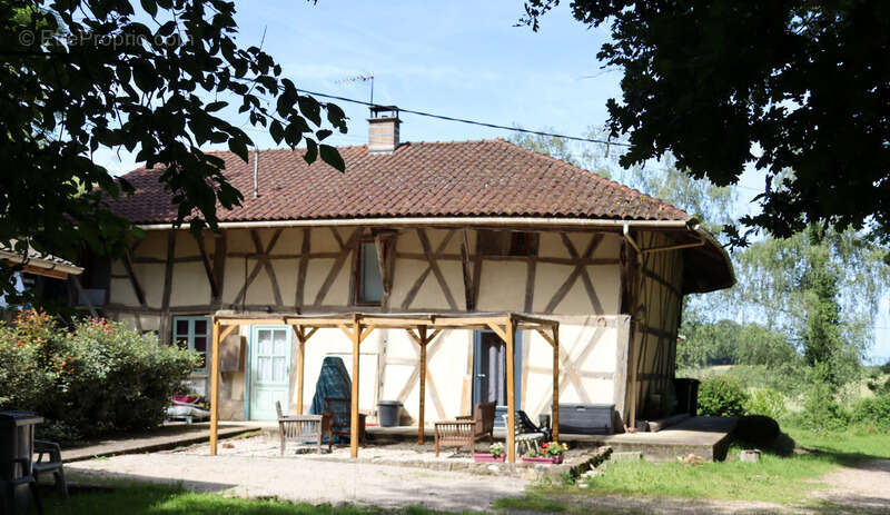 Environnement particulièrement calme avec une magnifique vue dégagée à CURCIAT DONGALON – 181 m² habitables sur 6970 m² de terra - photo 19