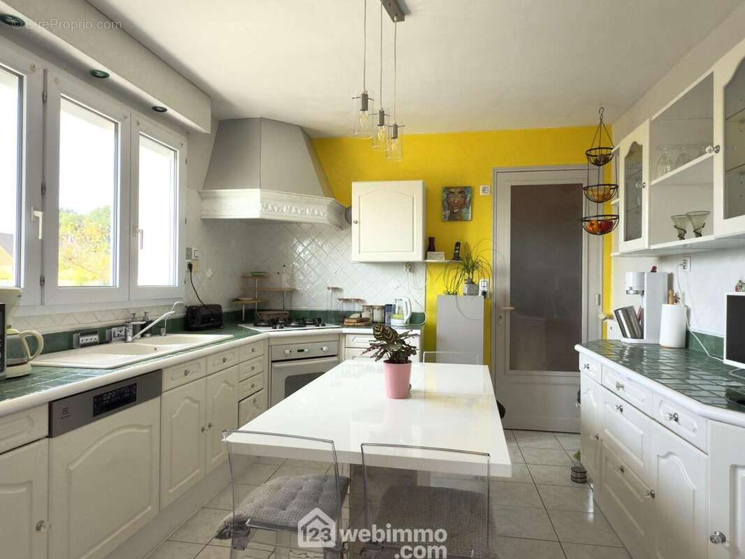 ...suivi d&#039;une cuisine aménagée et équipée... - Maison à LONGUE-JUMELLES