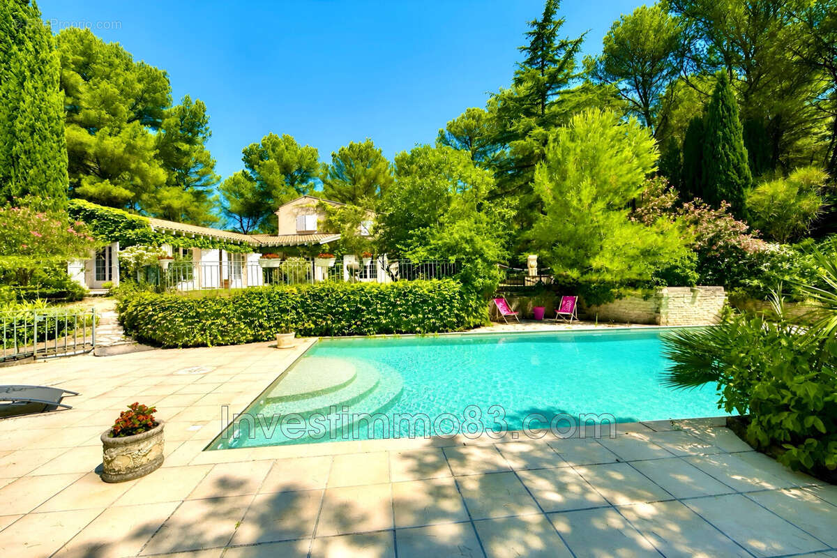Maison 253 m² à Chateauneuf-Le-Rouge  - photo 3