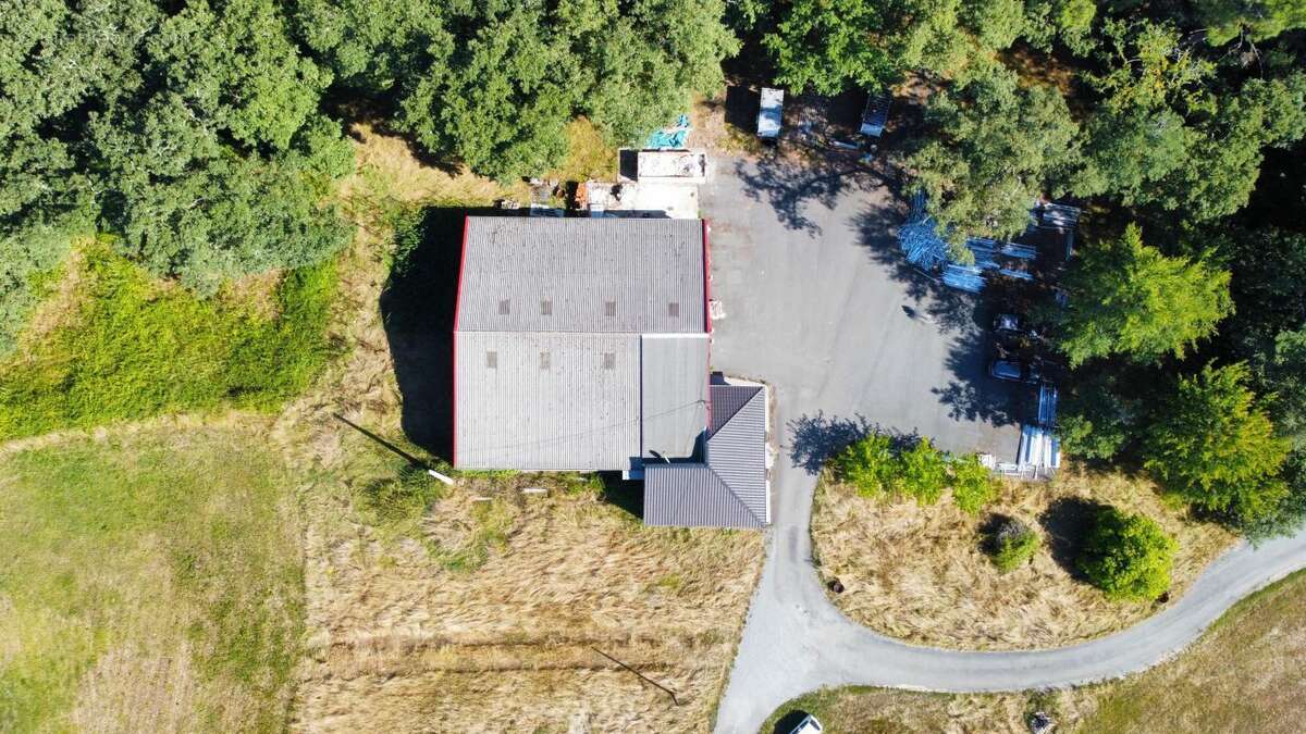Local commercial avec hangar - photo 3