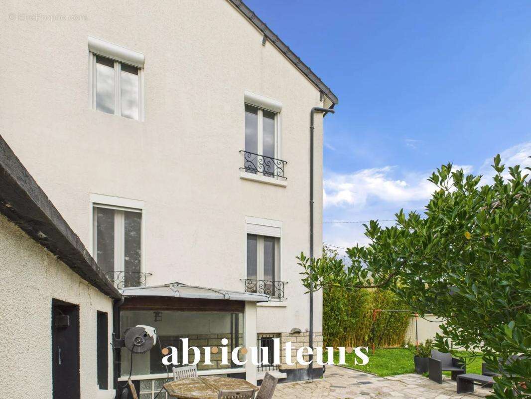 Maison familiale rénovée avec jardin, dépendance et parkings – Quartier résidentiel calme à Argenteuil, proche commerces et gare - photo 5
