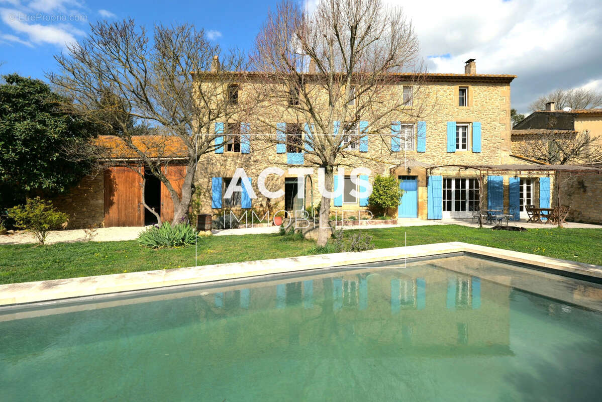 Maison 232 m² à Cornillon-Confoux  - photo 2