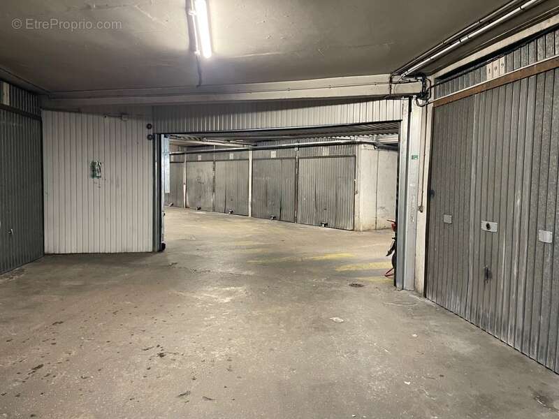 Parking à PARIS-18E