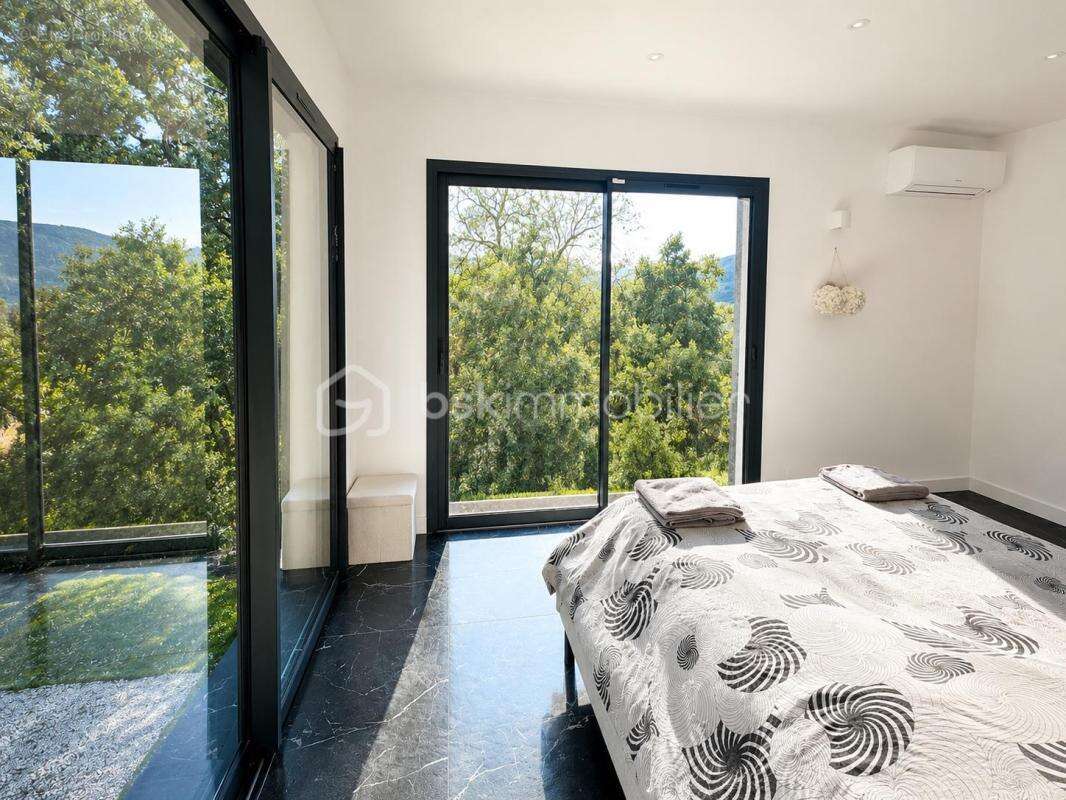 Achat Villa contemporaine RT 2012 de plain-pied – 130 m² habitables + 130 m² aménageables – Piscine – Terrain 1 500 m² - photo 8