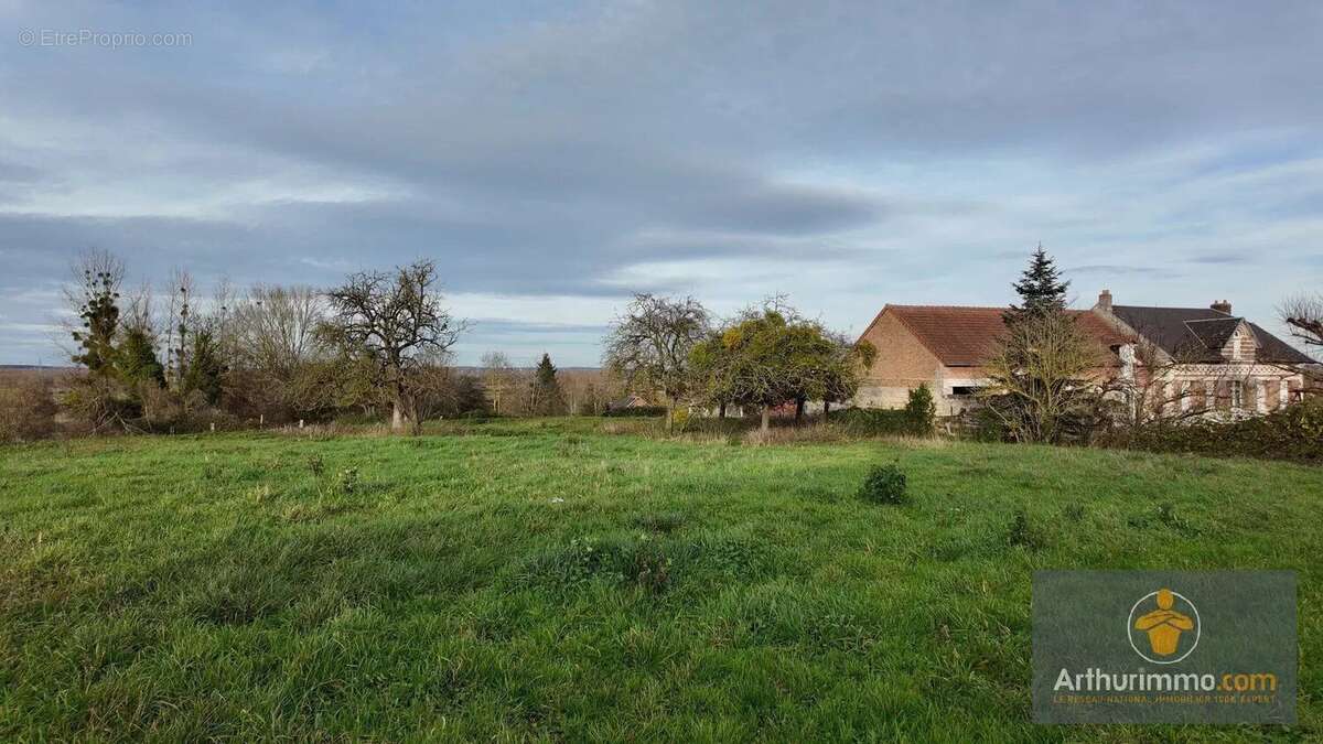 Terrain à AMIGNY-ROUY