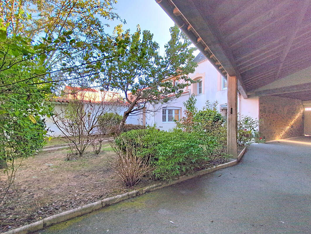 LE POIRE-SUR-VIE - maison de ville 6 chambres - photo 9
