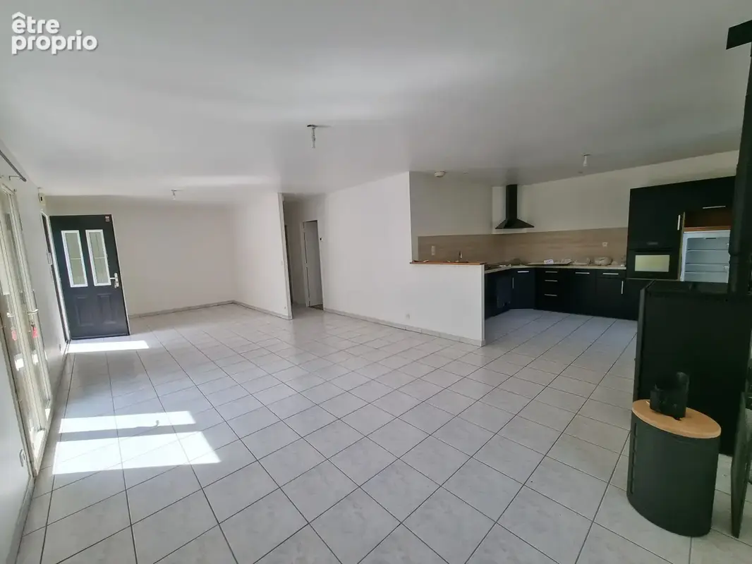Maison de plain pied à Bourgbarré, 3ch,  sur 1440m2 en centre bourg . - photo 5