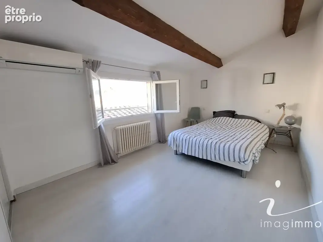 Idéalement placée, découvrez cette spacieuse maison de village avec un garage de 75 m2 ! - photo 10