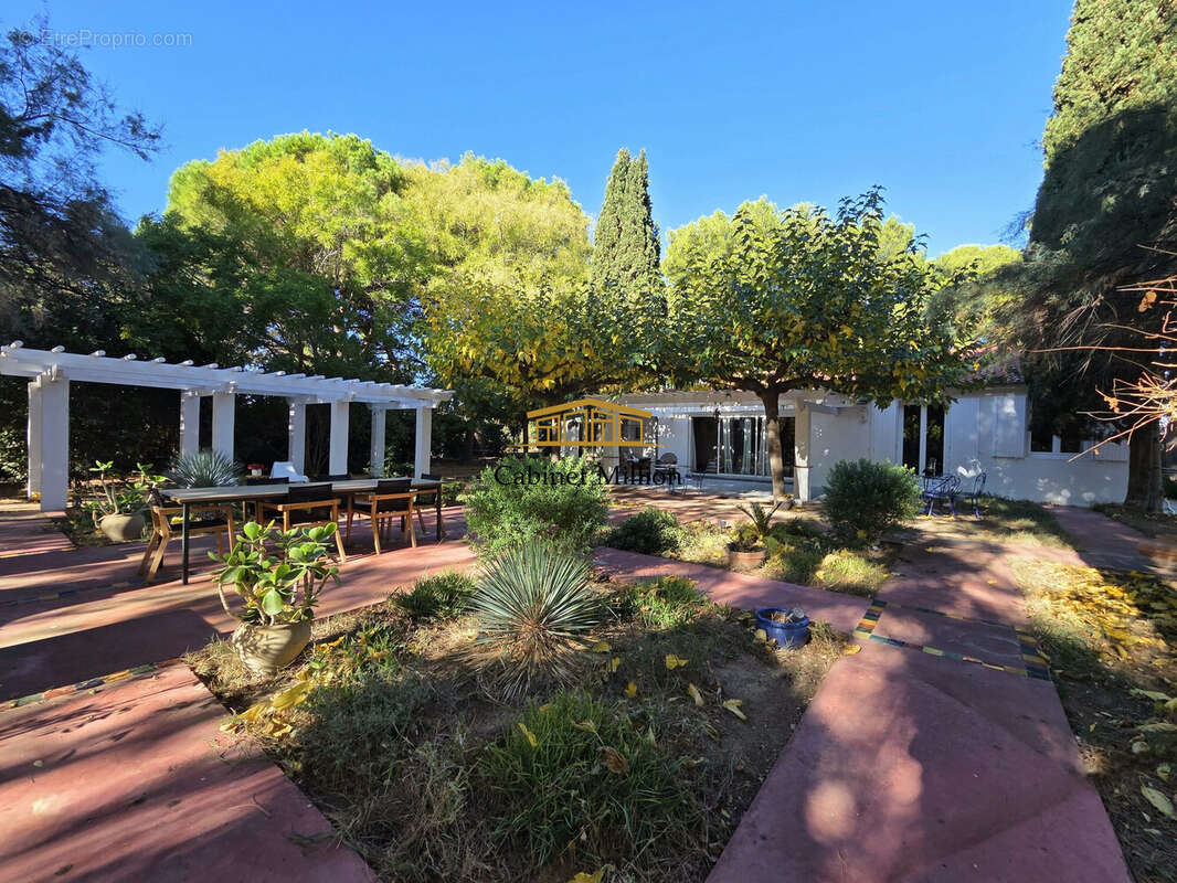 Maison à VIC-LA-GARDIOLE