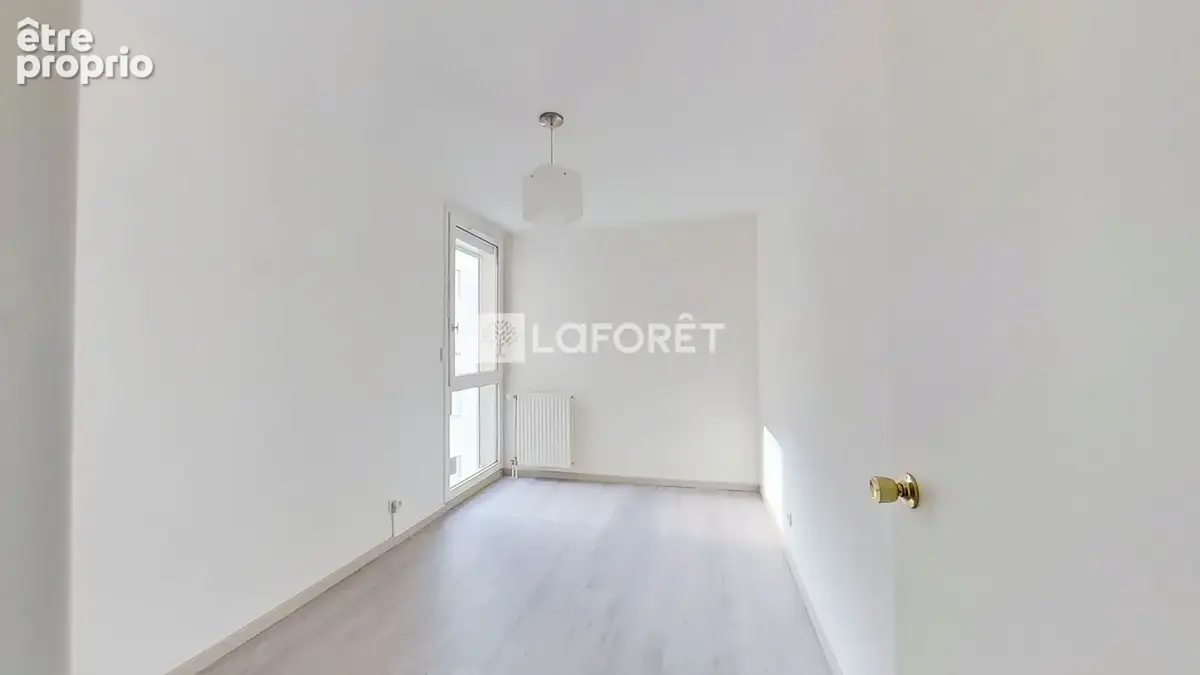 Proche Monplaisir - Appartement  T3 - Balcon - Garage double - photo 6