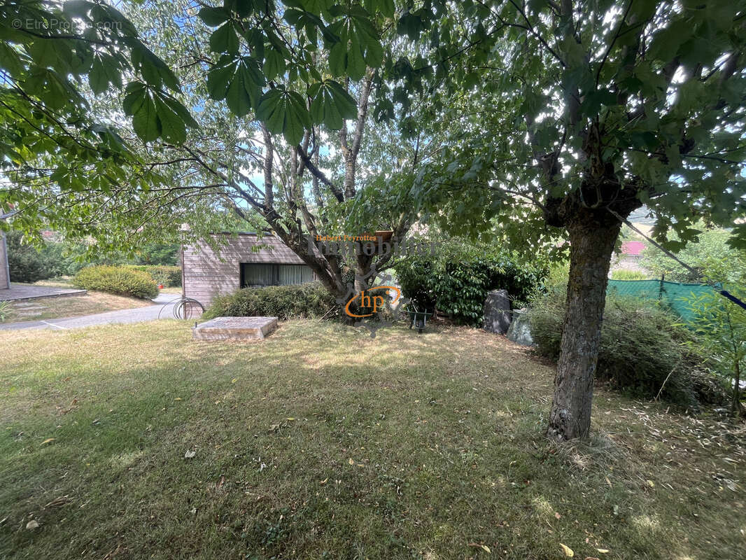 Maison individuelle avec garage, dépendances et terrain attenant. - photo 19