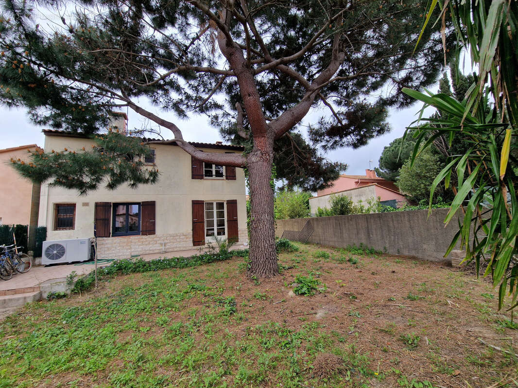 Maison à SAINT-LAURENT-DE-LA-SALANQUE