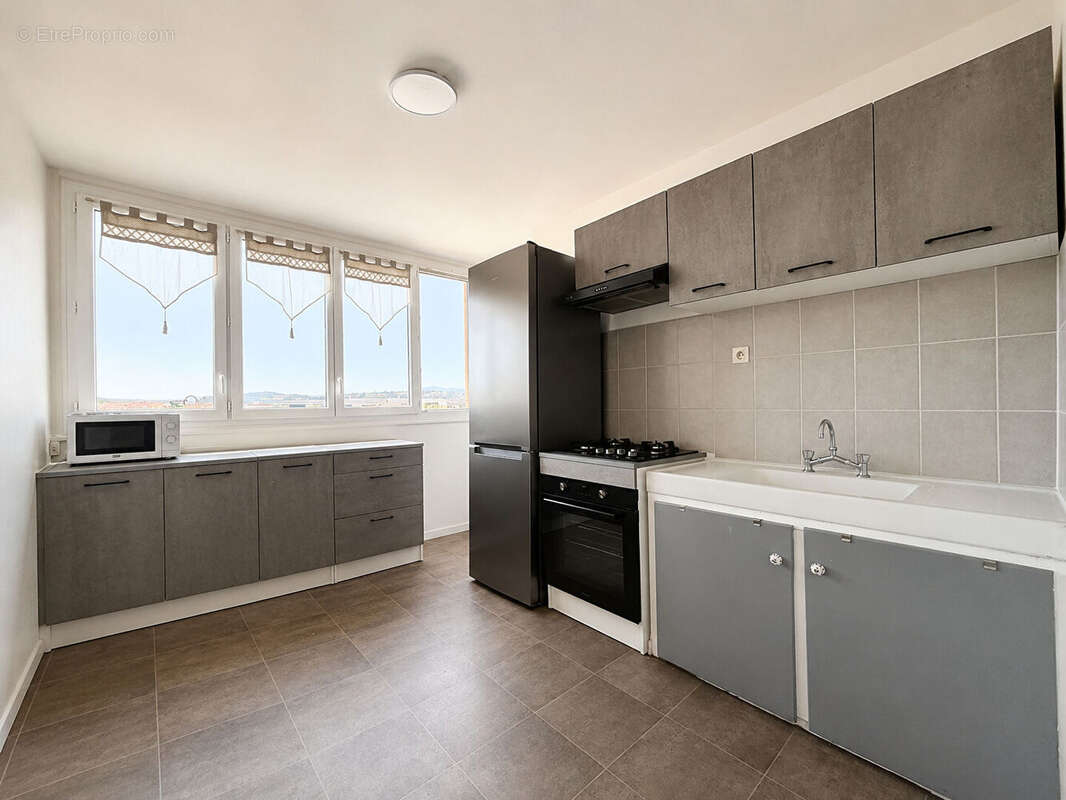 Lumineux T3 avec garage, balcon et vue dégagée - La Terrasse - photo 4