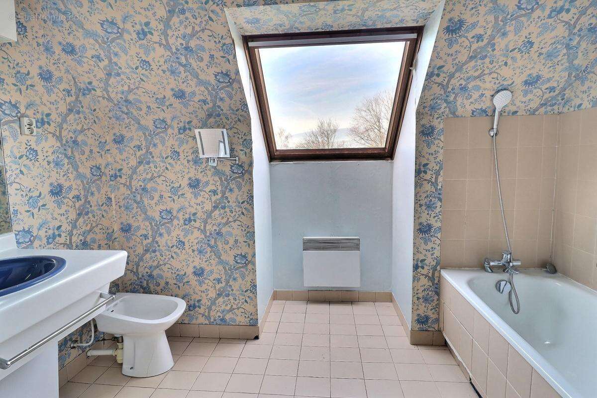 Grande maison familiale de 230 m² au centre du village - photo 14