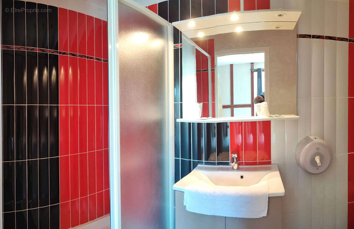 Commerce à SAINT-JEAN-DE-BOURNAY