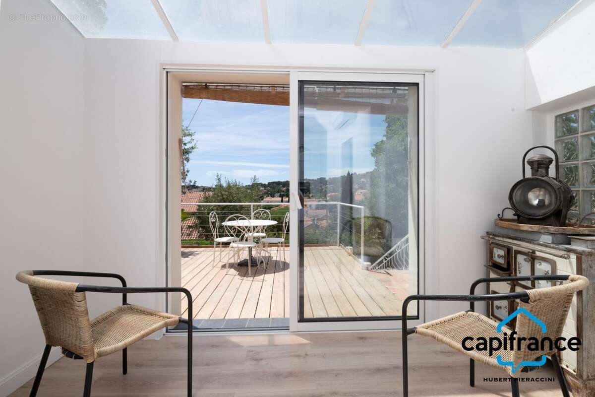 83 Ollioules La Courtine, Maison entierement rénovée avec goût, de 123 m2 (avec un studio) sur 386 m2 stationnement facile - photo 7