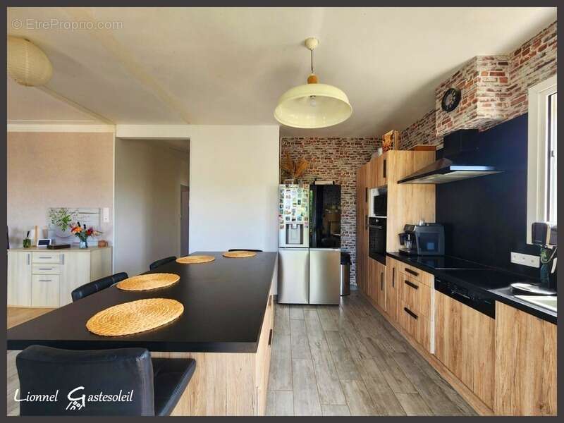 Maison sur deux niveaux 5 chambres Garages à vendre sur la commune de  PINEUILH (33) - photo 5