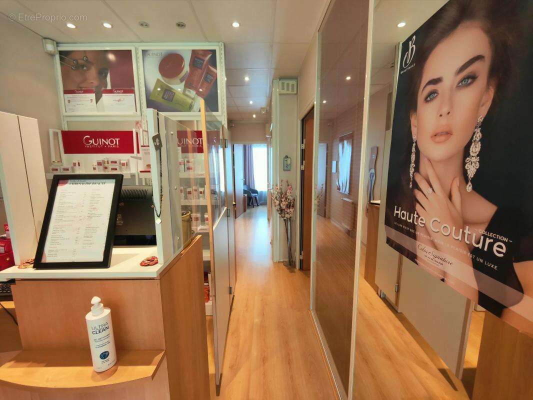 Commerce à FEUCHEROLLES