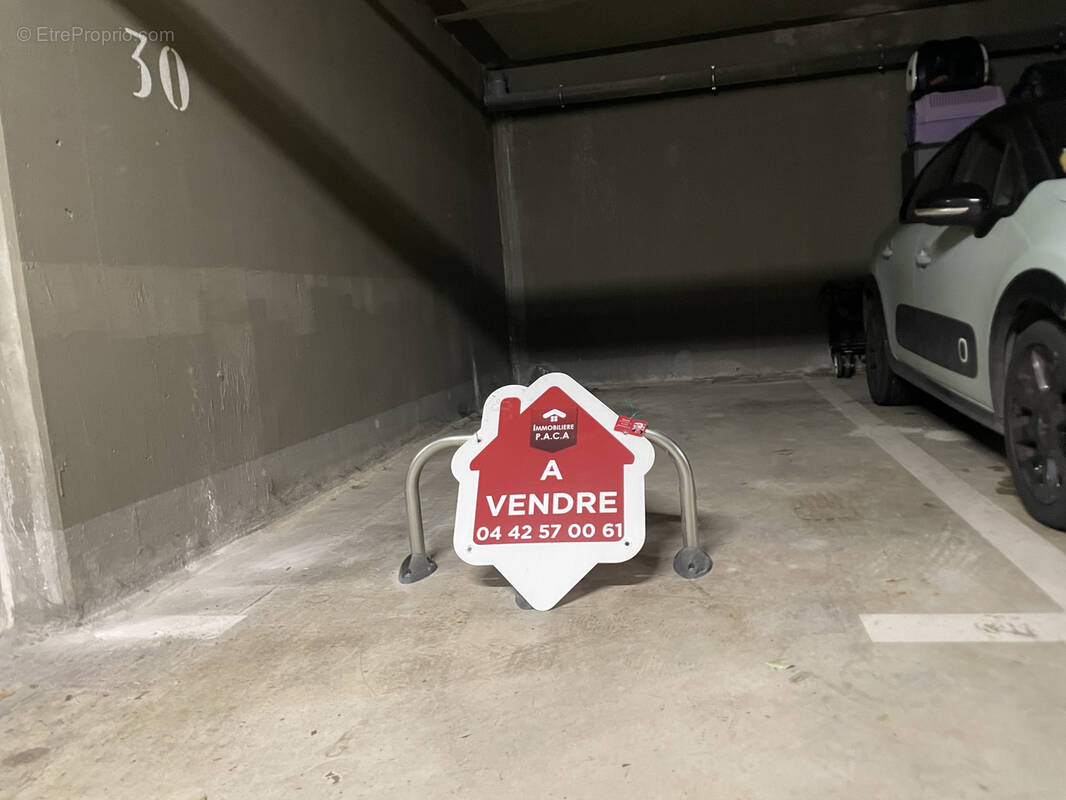 Parking à PELISSANNE