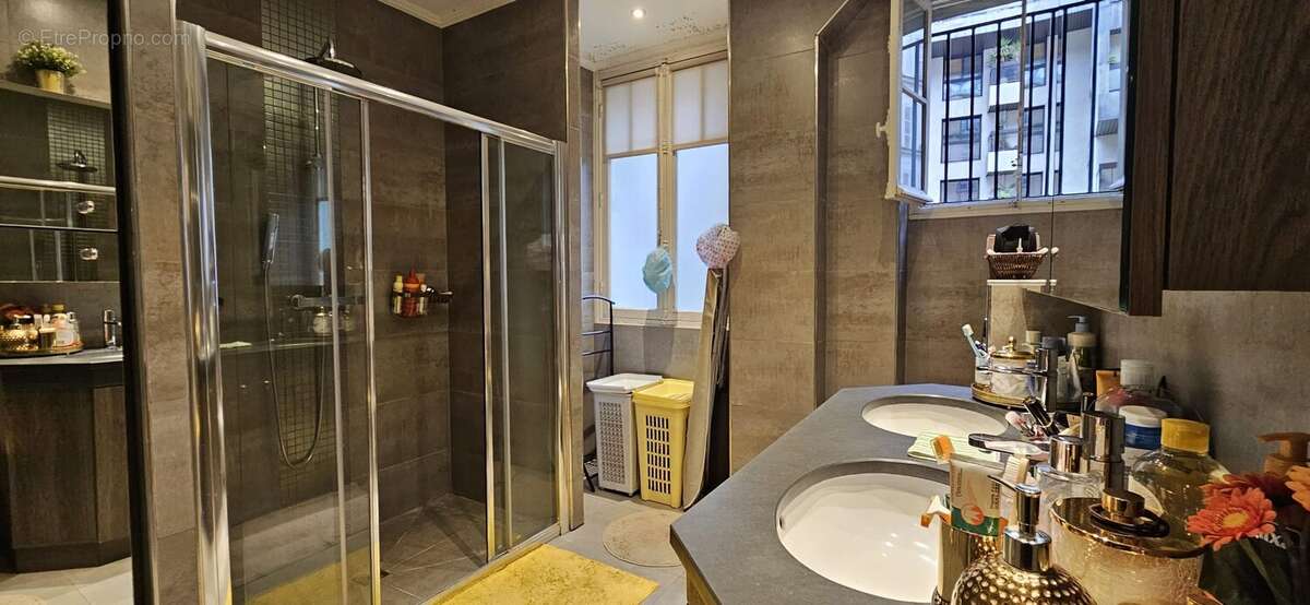 Salle d&#039;eau avec WC attenant chambre 1 - Appartement à NEUILLY-SUR-SEINE