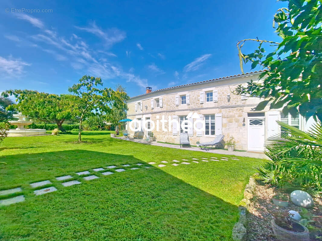 Maison à SAINT-GENIS-DE-SAINTONGE