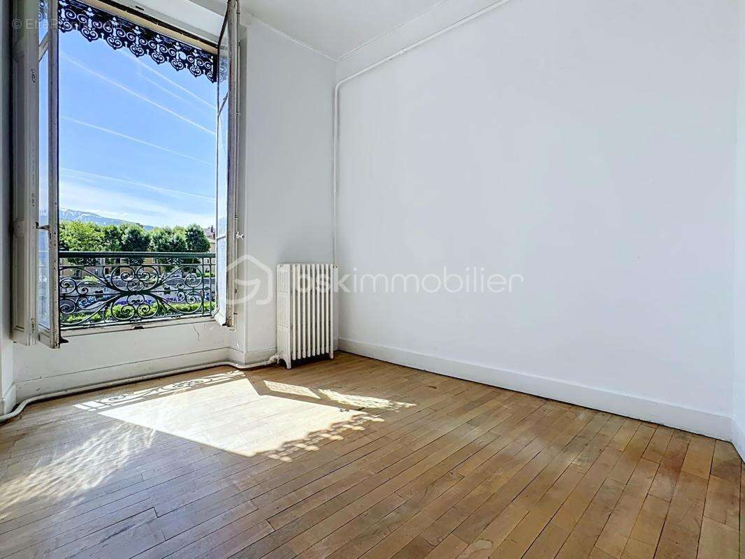 T4 de caractère de 94,17 m² A RENOVER– Quartier Saint-Laurent – Grenoble - photo 6