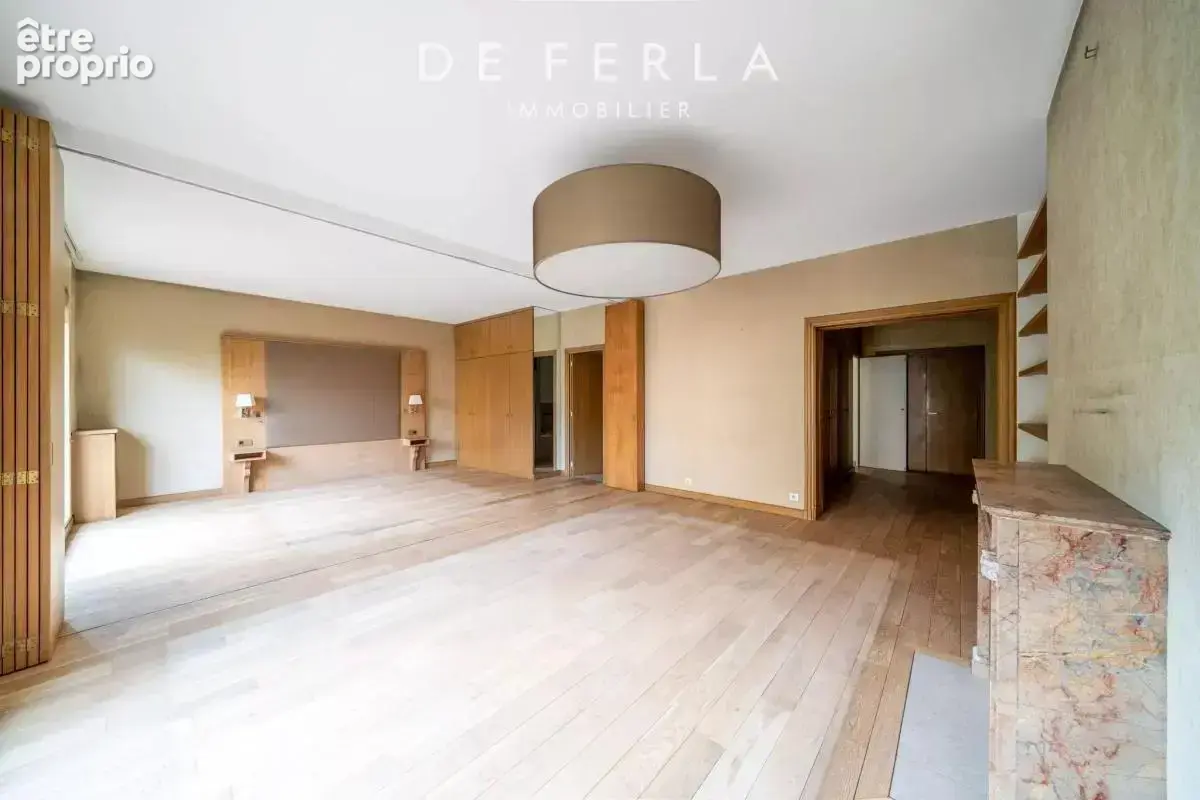 PARIS VIII - Avenue Montaigne - Appartement avec balcon et vue dégagée - photo 4